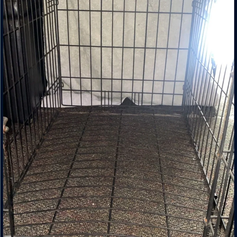 (DOG KENNEL) decent size